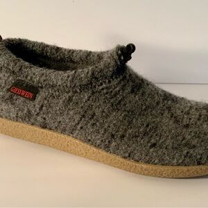NWOT…Giesswein Charcoal Wool Slip-On slippers